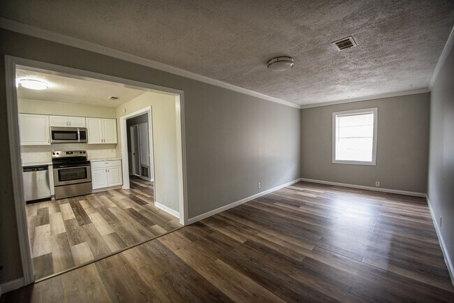 Building Photo - Beautiful home available today!