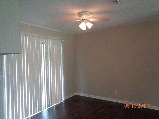 Foto del edificio - Sellers Court in Level Plains!  Freshly Pa...