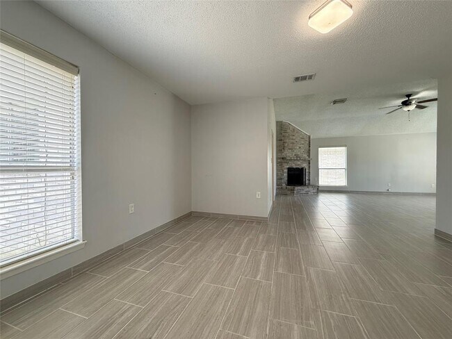 Foto del edificio - 2131 Highland Hills Dr