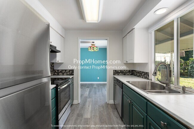 Foto del edificio - Charming Oregon City Home on 1/2 Acre - Fully Fenced Yard!