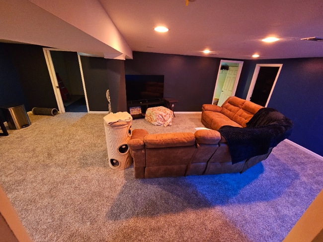 Building Photo - 9 Red Mill Ct
