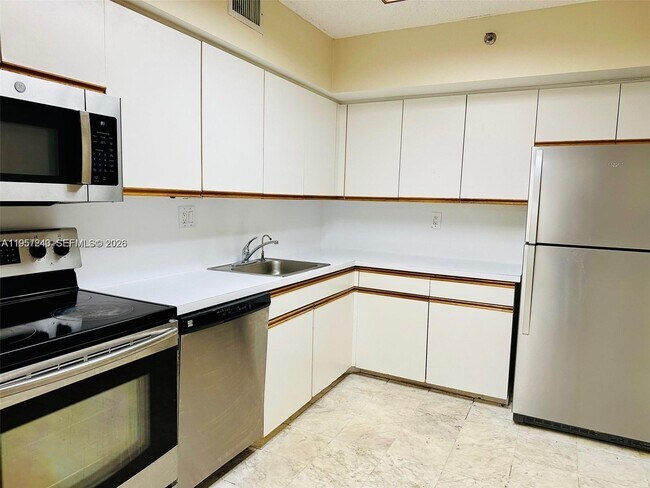 Building Photo - 3600 Mystic Pointe Dr