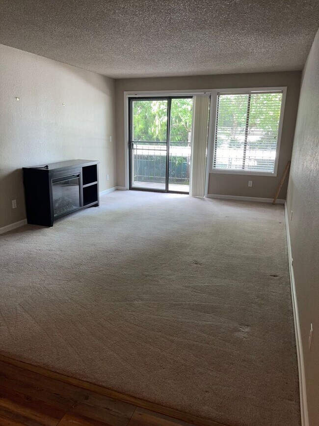 Building Photo - 1 month free Rent!  Spacious Condo in Bitt...