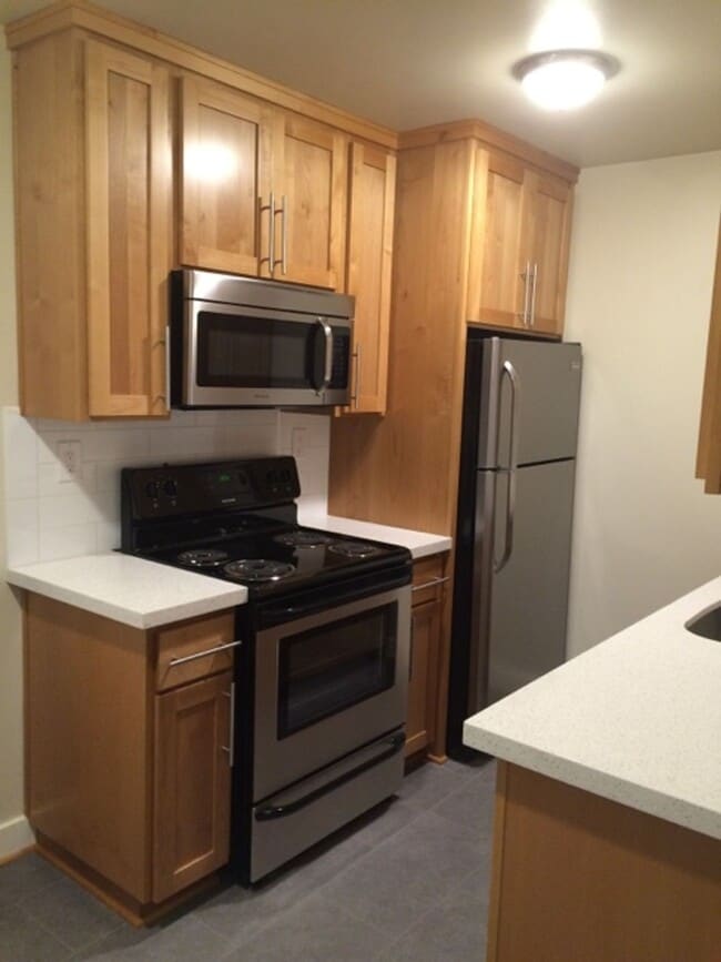 Building Photo - Modern Remodel 2br 1000sqft Private/End un...