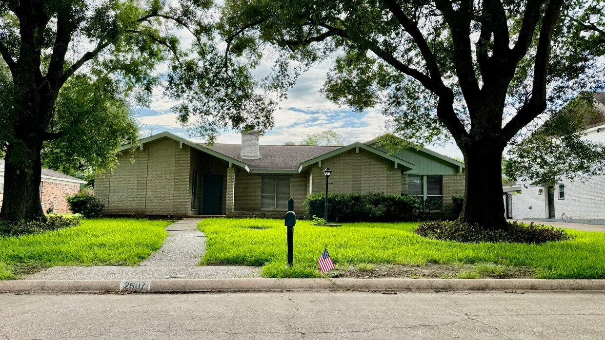 Primary Photo - 2607 Bermuda Dunes Dr
