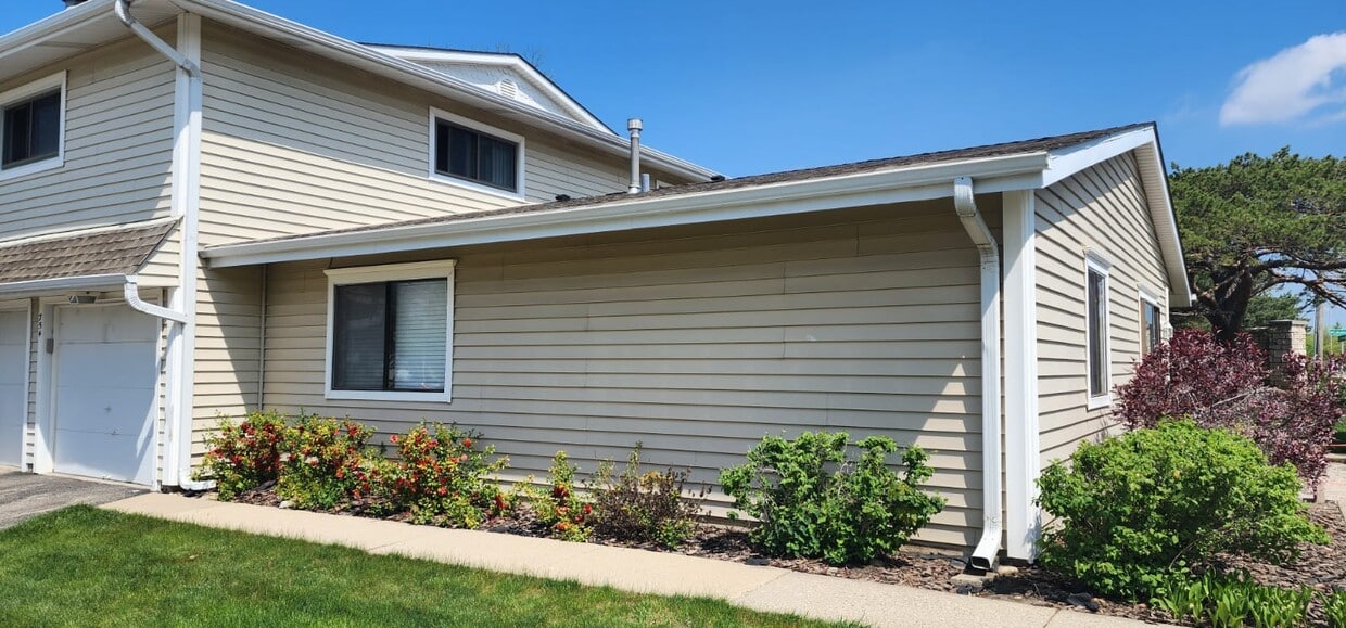 Primary Photo - 754 Whitesail Dr