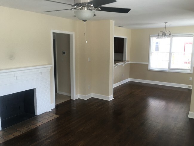 Extra Clean Living room - 1207 N Oak St