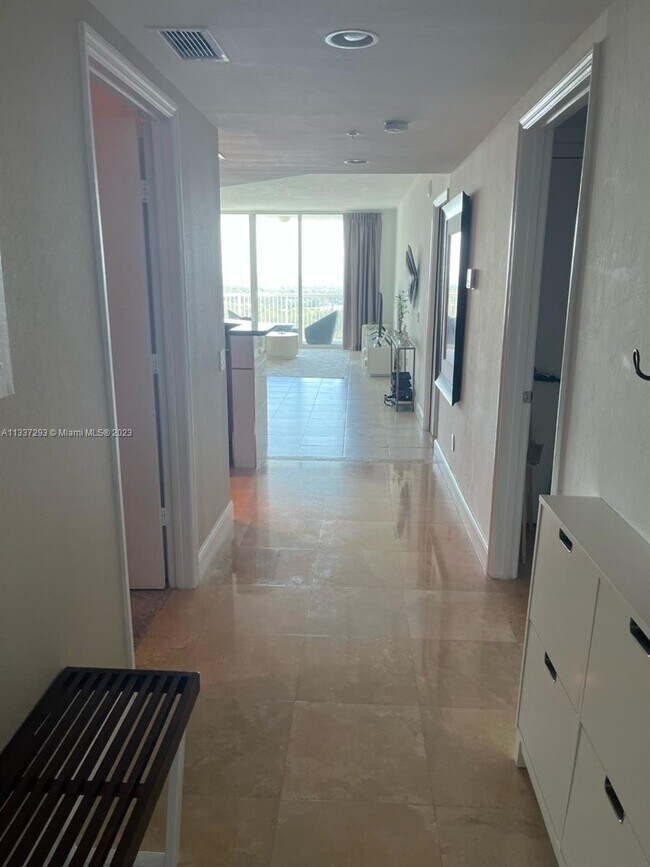 Foto del edificio - 14951 Royal Oaks Ln