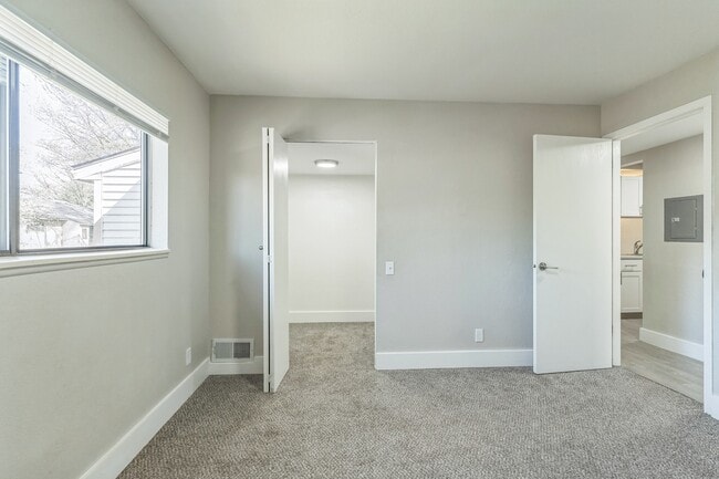 Building Photo - Pine Creek Apartments