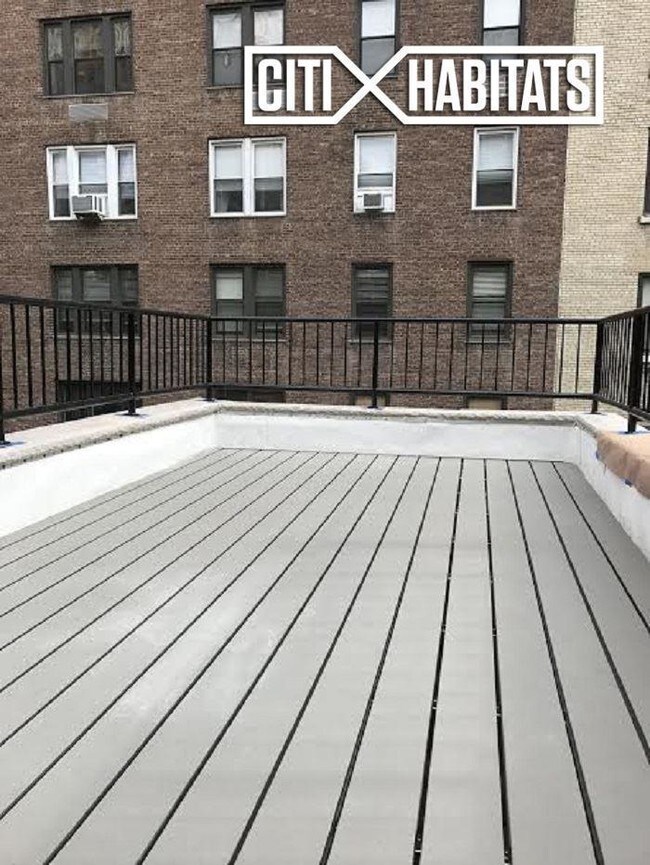 Building Photo - 335 W 71st St