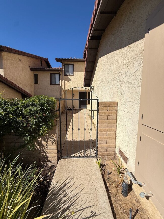 Foto del edificio - Beautiful Two Story Orcutt Town Home in th...