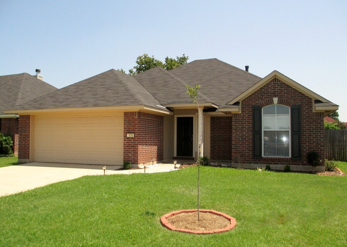 Foto principal - Outside of North Gate of Barksdale Air For...