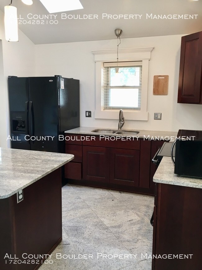 Building Photo - Corner Longmont Home with Large Fenced Yard