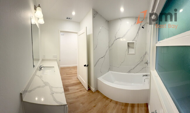 Building Photo - Move-In Ready 3-Bed Haven with Private Cou...