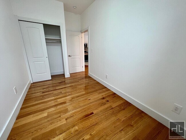 Building Photo - 3BR 2BA Sunny Top-Floor-Thru In Commuter H...
