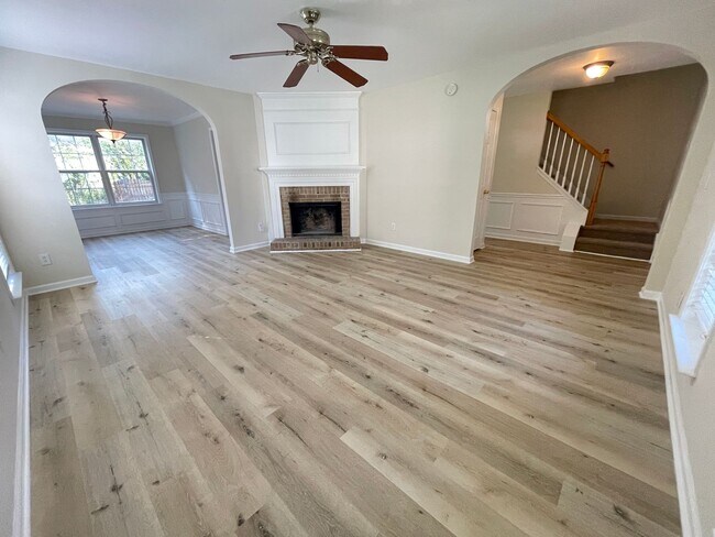 Building Photo - Beautiful, updated 3br 2.5 ba home with ga...
