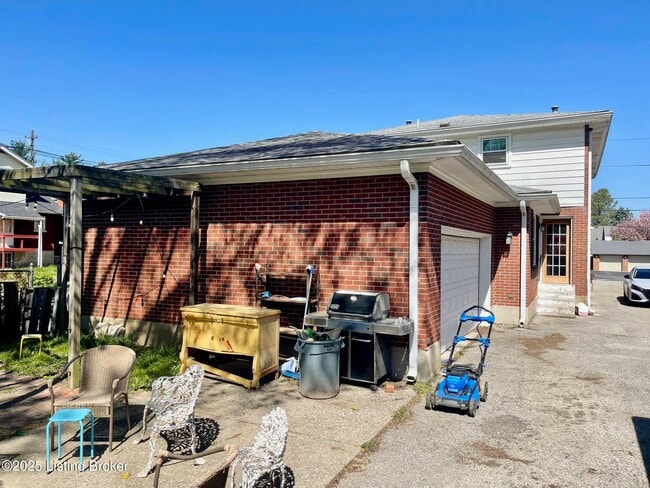 Building Photo - 816 Melford Ave