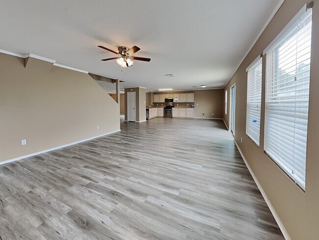 Building Photo - $750 Off Second Full Months Rent Wonderful...