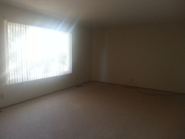 Building Photo - 738 E Tenaya Way