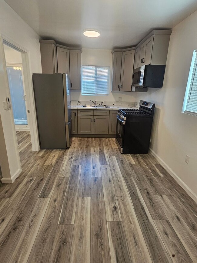 Building Photo - Utilities Paid!  1-Bed 1-bath Apartment in...