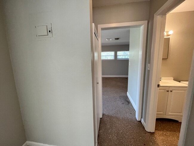 Building Photo - Simple & small 2BR Duplex