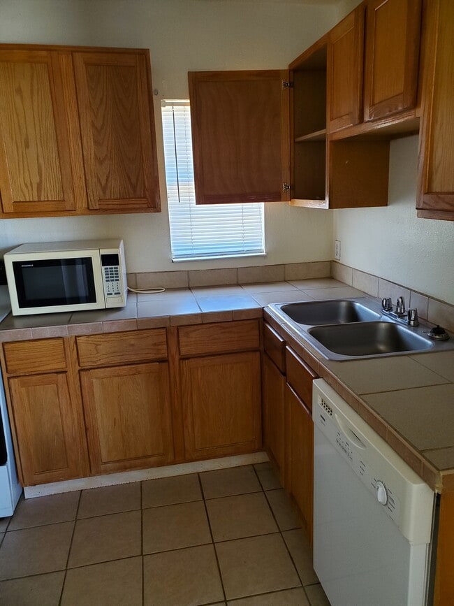 Building Photo - 806 W Plaza Dr