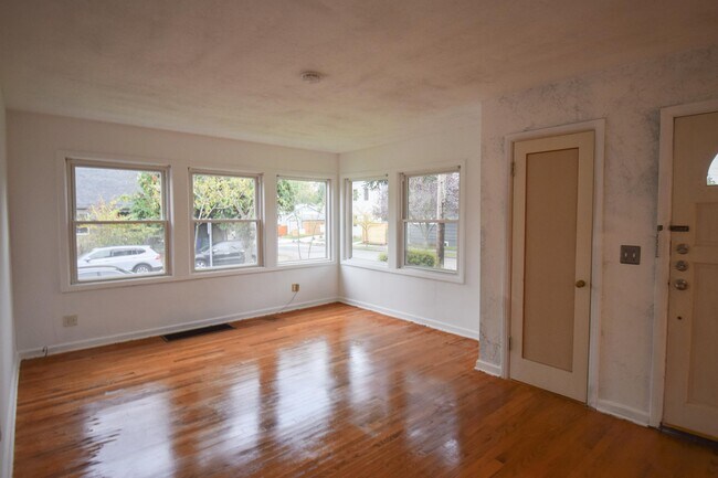 Building Photo - 304 NE 55th Ave