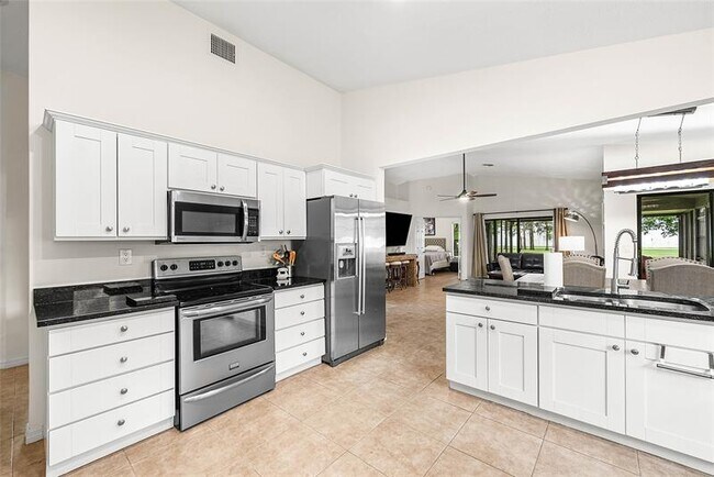 Foto del edificio - 8055 Burlington Ct