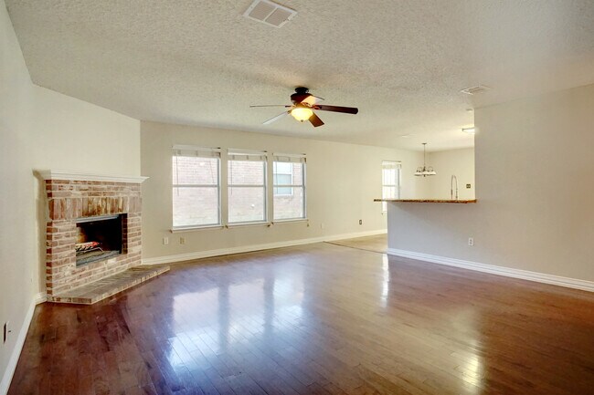 Building Photo - Very Nice and Updated Home