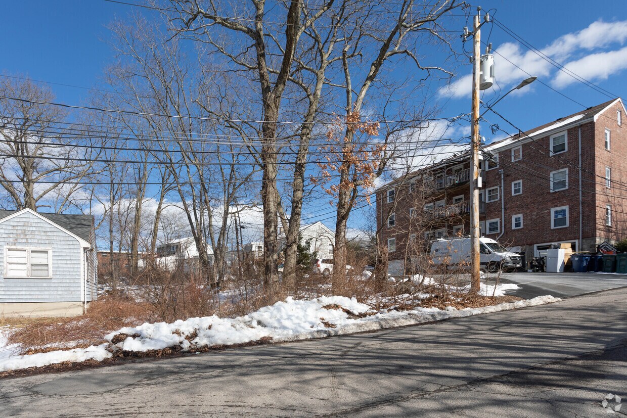Primary Photo - 11-26 Heron St