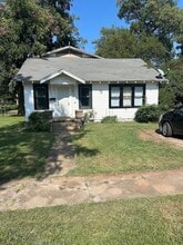 Building Photo - 512 N Oak St