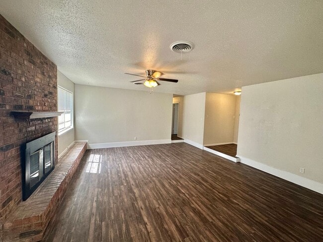 Building Photo - Sharp 3 Bedroom Ready For Move In Now!