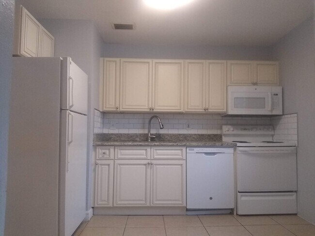 Kitchen: Granite countertops and high end cabinets - 701 Southwest Blvd N