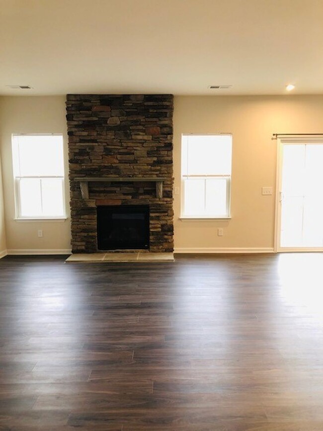 Foto del edificio - Like New - Single Story Living - 3 Bedroom...