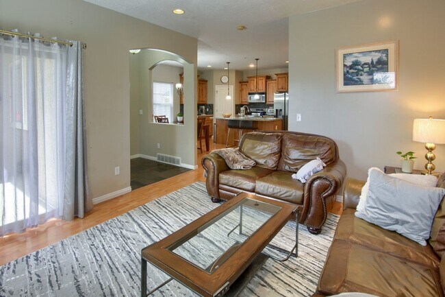 Building Photo - 3 Bedroom / 3.5 Bathroom Townhome in Millc...