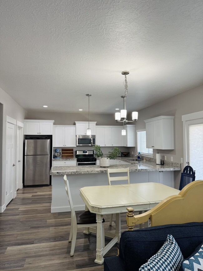 Building Photo - 758 S Aspen Way