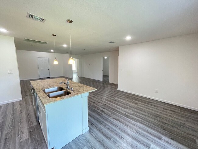 Building Photo - Gorgeous 4 Bedroom, 2 Bathroom Home in Pal...