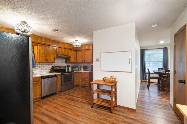 Foto del edificio - 4176 E 33rd St