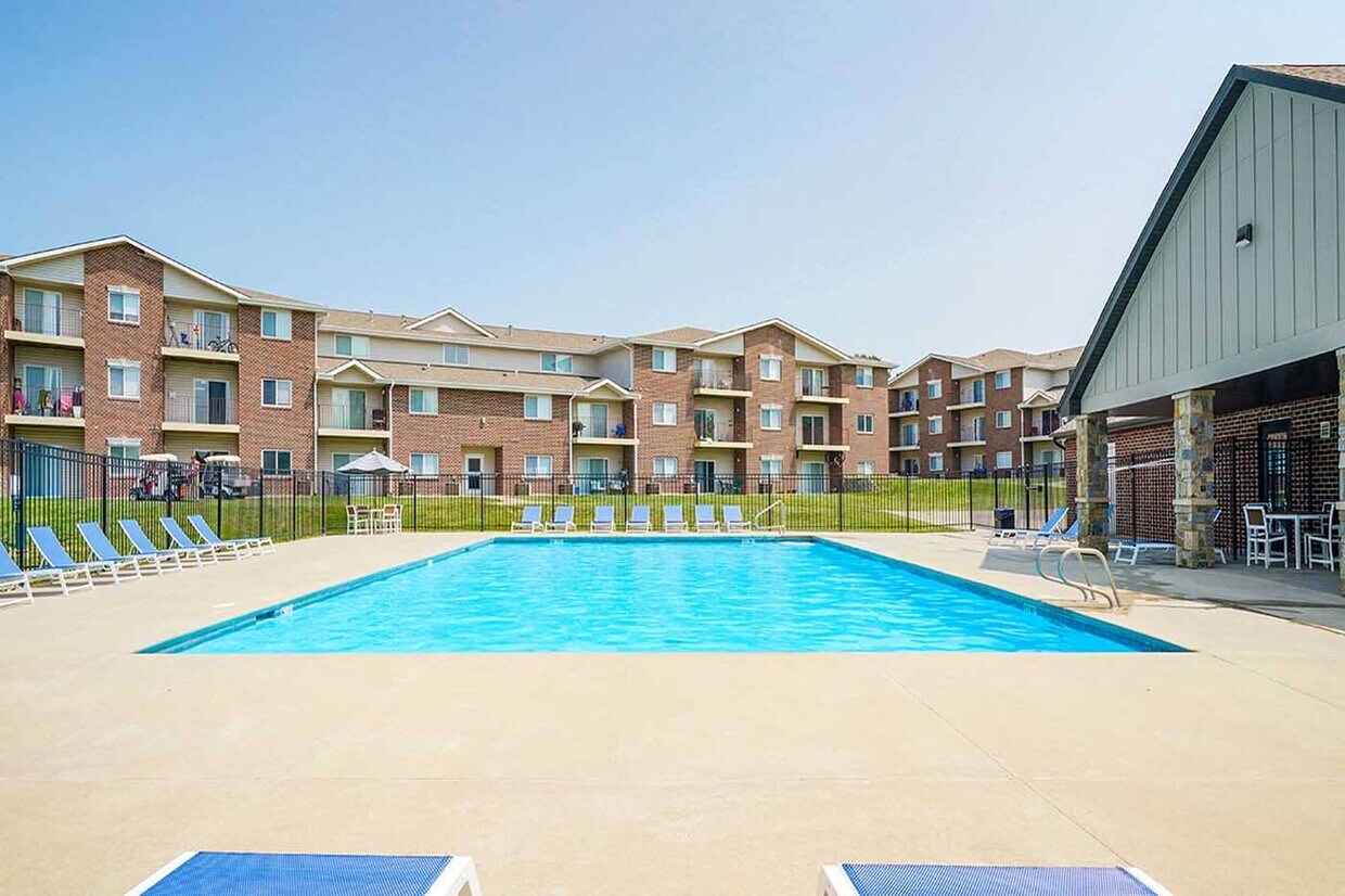 Date un chapuzón y relájate en nuestra lujosa zona de piscina. - Northridge Heights Apartments