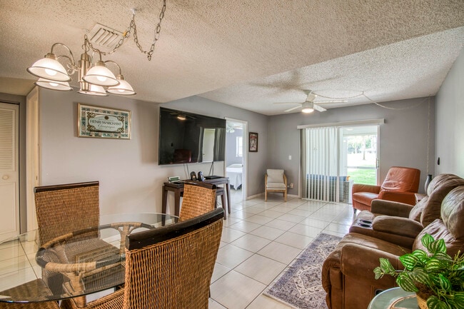 Building Photo - 18081 SE Country Club Dr