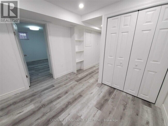 Building Photo - 991 Hortop St