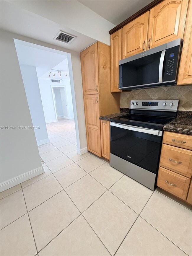 Building Photo - 3701 N Country Club Dr