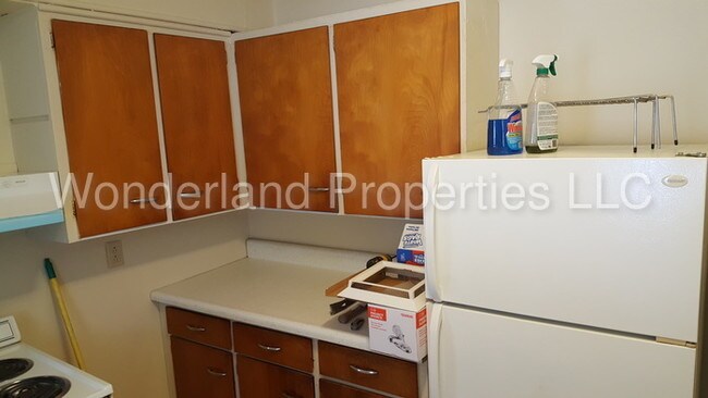 Building Photo - Clean attractive small one bedroom apartment