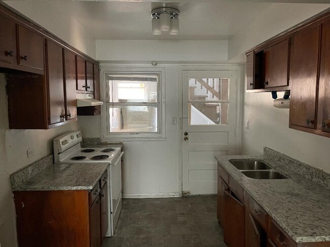 Building Photo - 6116 N Hermitage Ave