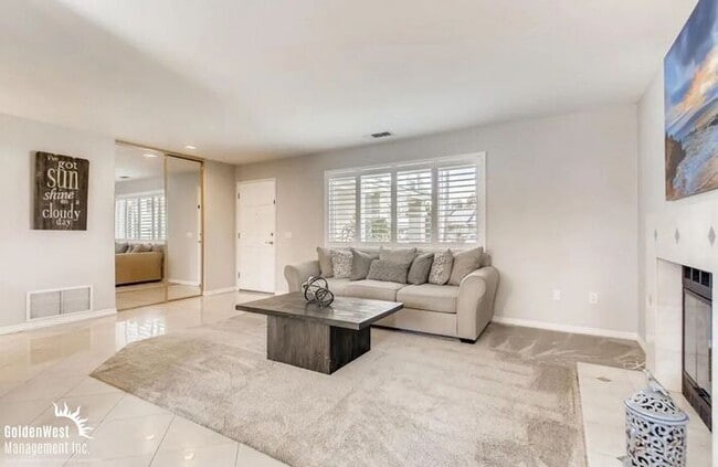 Building Photo - Beautiful 3Bdm 2Ba Unfurnished Home with Lush Backyard in Vista!