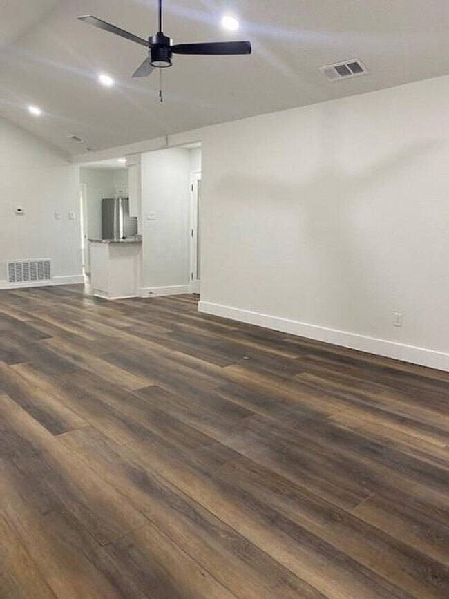 Foto del edificio - Remodel, large lot