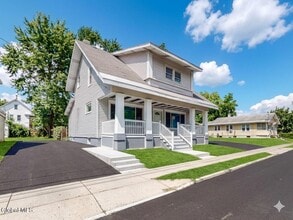 Building Photo - 1747 Oneida St