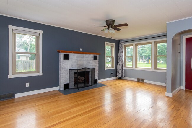Foto del edificio - 7910 Shorewood Dr