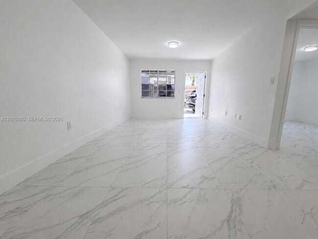 Building Photo - 1270 W 42nd St