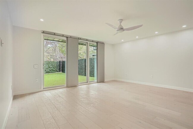 Foto del edificio - 2203 Walsh Tarlton Ln